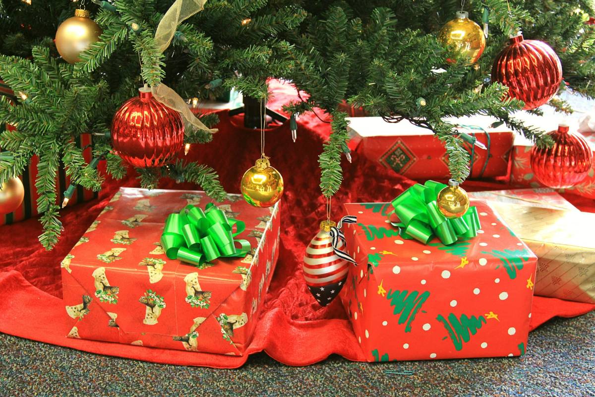 How to Place Christmas Presents Under the Tree - OK Decorate